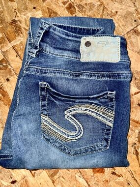 Silver Jeans Suki Mid Capri 28 waist Curvy Fit Medium Wash Stretch